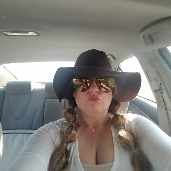 Meet your Posher, Jenn Please take a 👀 - Picture 5 of 9